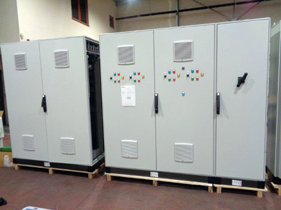 Armoire électrique avec voyants de contrôle, commutateurs tournants, appareils de mesure et grilles de ventilateur implantés en façade réalisé avec une poinçonneuse CT2  et/ou les emporte pièce Grangier