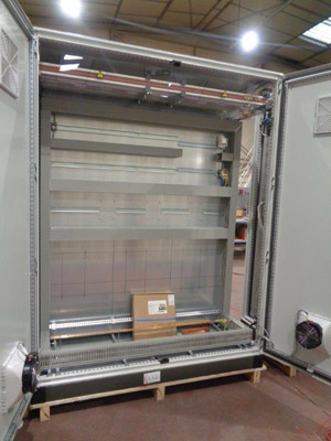 Intérieur d’une armoire électrique, avec goulottes et rails Din, fait par des équipements Coup’goulotte et  Coup’Din